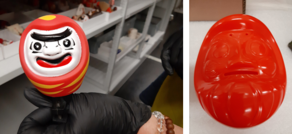 Zwei Bilder: links hält eine schwarzbehandschuhte Hand eine runde Plastikvelohupe in der Hand. Die Hupe ist aussen rot-gelb und besitzt ein weisses Gesicht mit grossen Augen, einer breiten Nase und einem breiten, halb offenen Mund. Auf dem rechten Bild ist eine ovale Sparbüchse, aus rotem Plastik, wo der Schlitz fürs Münz einen Mund darstellt.