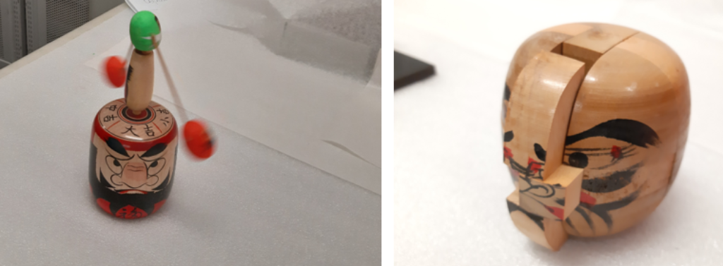 Zwei Bilder: links ist ein Spielzeug mit dickem Handgriff, auf dem ein grimmiges Gesicht aufgemalt ist, oben wird das Spielzeug dünner und besitzt zwei Schnüre an denen rote Kugeln befestigt sind, die sich im Drehen befinden. Auf dem rechten Bild ist ein hölzerner, fast kugelförmiger Gegenstand, mit einem aufgemalten Gesicht, bei dem man Nase, Augen, Mund herausziehen kann.
