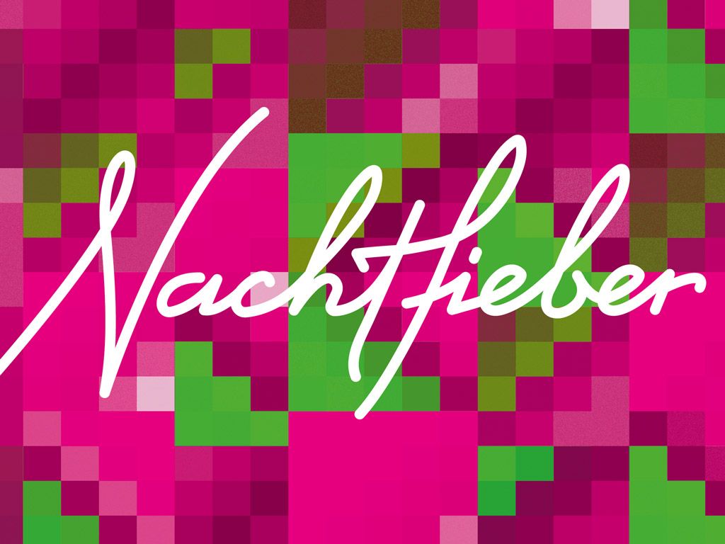 Ein Schriftzug „Nachtfieber“ in Weiss liegt auf einem bunten pixelartigen Hintergrund