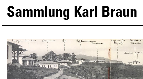 Ein historisches Schwarzweissbild zeigt mehrere Gebäude in hügeliger Landschaft unter Text