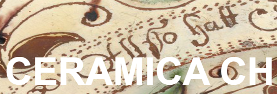 Auf einer verzierten Keramik ist historische Schrift in Braun zu erkennen, darüber steht "CERAMICA" in Weiss
