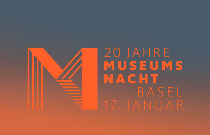 Ein grosses orangefarbenes "M" mit Text "20 Jahre Museumsnacht Basel 17. Januar" auf grauem Hintergrund